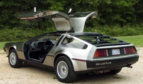 Delorean&#8217;s top speed is 185 mph.  Its very fast!!!  Its a pretty old supercar.   Its in the movie Back To The Future. 