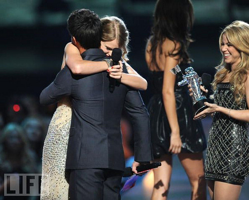 Images Of Taylor Lautner And Taylor Swift. Taylor Lautner hugging Taylor