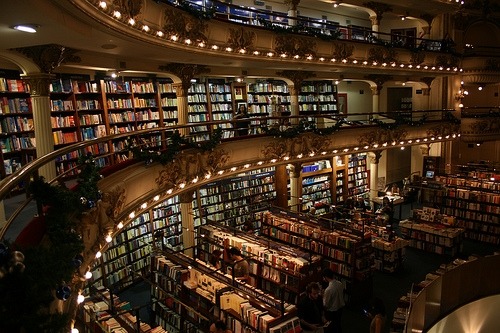 laurandlime:

EL ATENEO: A theatre turned into a library. Gorgeous right?

Some pretty innovative use of an old building instead of it being torn down &#8230; i like this
Marianna u might like this too