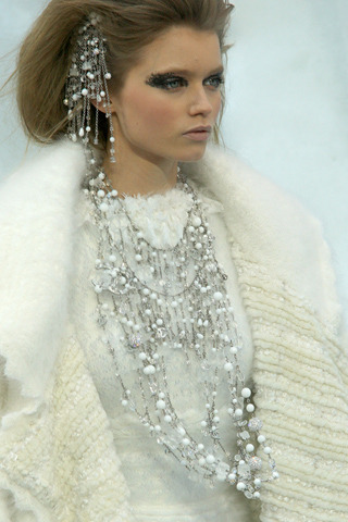 peacelovechanel:

(via withtheband)
I just love the accessories! Blew me away
