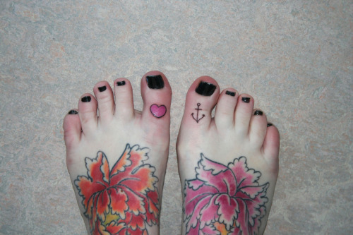 Got matching big toe tattoos with my best friend Lauren.