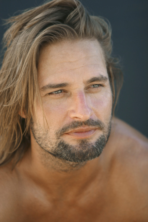 ahkna:  I don’t even watch Lost but I look up pictures all the time because Josh Holloway is so pretty.  22. Josh Holloway