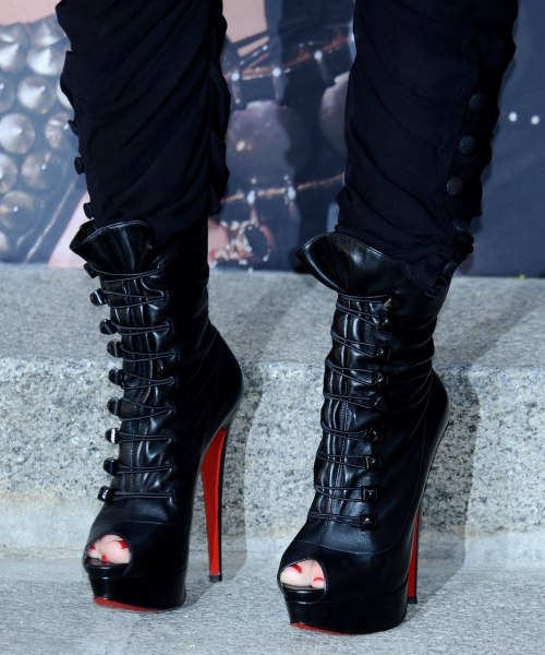 highheel:

bootstrapperboy:

Miley Cyrus in Christian Louboutin peep toes
(more peep toe pics)

