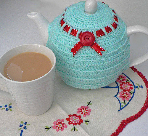 mrsamberapple:

girlyme:

teapot (by twolimeleaves is now pompomrouge!)

