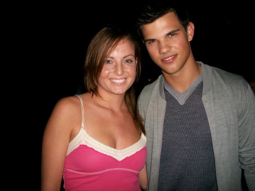 Another new picture of Taylor Lautner with a fan! This one comes from @autumndobrin and looks to be from Friday night based on Taylor&#8217;s outfit.