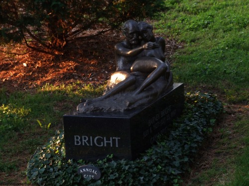Today’s tomb belongs to sculptor Barney Bright, who reminds us all: death need not bring an end to the beautiful and life affirming process of doing it doggy style with a hot young chick. (Photo by Holly Crisler. Thanks, Holly!)