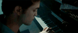 Edward tocando el piano *_*