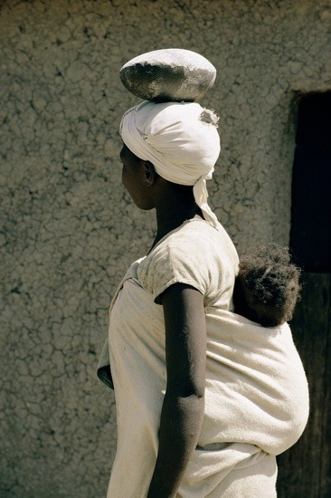 fyeahafrica:

A Xhosa Woman Balances a Container on Her Head and a Baby on Her Back