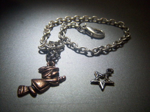 By the way, one of my best friends gave me a Halloween bracelet with a little witch… and I broke it =(