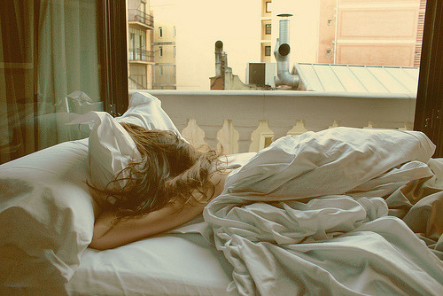 dreams-1:

Já virou rotina deitar a cabeça no travesseiro e me perder em pensamentos onde só tem você.
