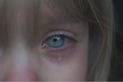 Quando uma pessoa chora e a primeira gota de lágrimas vem do olho direito, significa que ela está chorando de  felicidade, mas quando a primeira vem do olho esquerdo, significa que ela ta chorando de dor.