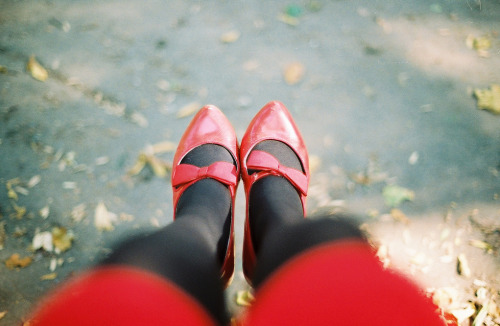 honeyandlavender:  (by audreyhepburncomplex) Those shoes are so cute!