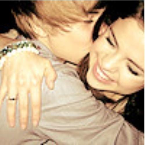 Justin Bieber & Selena Gomez: Caught Kissing!