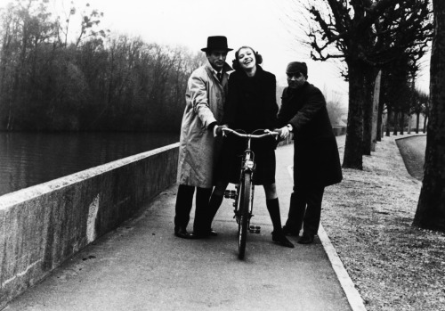 Anna Karina rides a bike Sami Frey and Claude Brasseur help her out