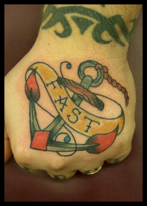 “Hold Fast” hand tattoos by Bones! Done in Old-School style and colouring.