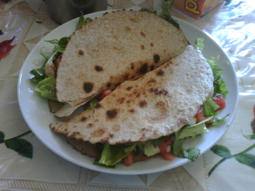 Because of my spine lession my doctor told me I needed to lose weight, this is what I’ve been eating lately, a lot… because I pretend to eat healthy, not to starve myself. So… goodbye sweets for now… mehe. So those are integral tortillas, lettuce, onion and tomato salad with olive oil. And a peach iced tea to drink. Yummy.