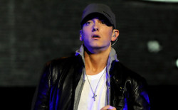 todasorte:

Levo cortes, sou ignorado, engulo grosserias, esqueço patadas e as pessoas ainda querem que eu seja sempre amigável.
                          
      - Eminem.
