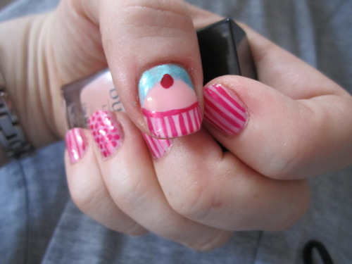 have seen a few cupcake themed nail art posts floating around Tumblr ...