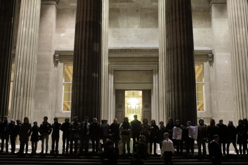 epicleicaness:    Students forming human chain around British Museum in solidarity with Egyptians. Awesome.    They all learned their lesson from when Baghdad was looted after Bush and War Inc crippled the Iraqi capital.