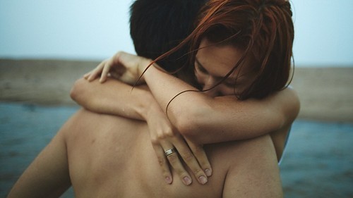ddenis:

Às vezes só é preciso de um abraço. Um abraço capaz de aliviar tamanha dor e preencher esse vazio ai dentro…
(Denis)
