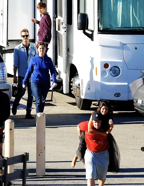 justin bieber in selena gomez who says music video. Justin Bieber on the set of