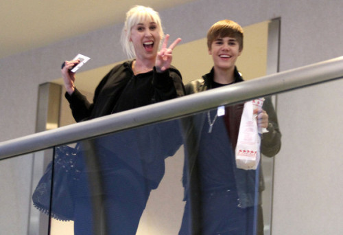 weheartsjdb:  Justin and his assistant leaving LAX earlier today. :)  I like this lady :D