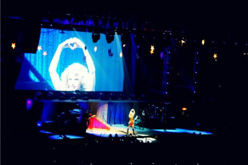 taylor swift signature heart. Taylor Swift doing here