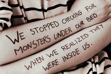 starteddreams:

Nós paramos de verificar monstros debaixo de nossa cama quando nós percebemos que eles estão dentro de nós.

