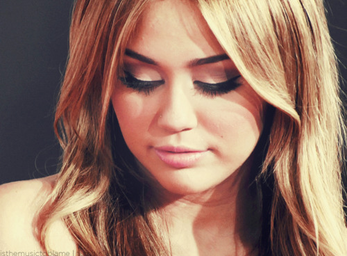 nothingcomparesyou:

Às vezes sou preguiçosa, eu fico com tédio, eu sinto medo, me sinto ignorada, eu me sinto feliz, eu me finjo de boba, eu brinco com minhas próprias palavras, eu tenho desejos, eu tenho sonhos, e eu ainda quero acreditar, qualquer coisa pode acontecer neste mundo para uma garota comum.
(Miley Cyrus)
