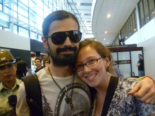 Aren’t we cute?? xDDDDDDDDDThis was today at Chile’s airport. The guys arrived to play Lollapalooza tomorrow and Tomo is a doll!! He took the time to sign everything we put under his nose and take pics with each and everyone of us. I also got Jared’s signature. Shannon fled from me T__T