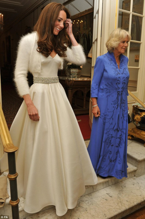 the-front-row:

Kate’s Second McQueen dress


WOW. STUNNING!