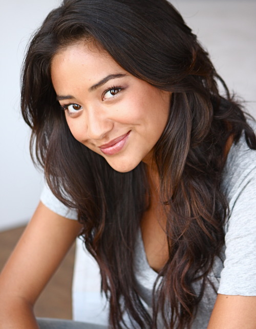 Shay Mitchell 500x644 Shay Mitchell looks young here shay mitchell