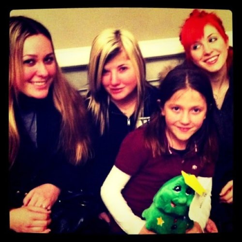 paraparamore:

hayley, dakotah, erica and mckayla

So many of my favorite things in 1 picture! Um.. excluding myself.