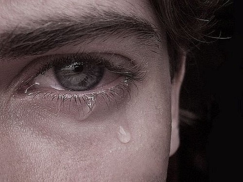                   Chorar é lindo, pois cada lagrima que rola no rosto é uma palavra dita por um sentimento calado. 