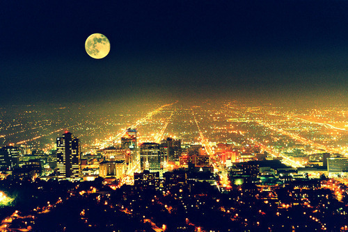  Pare por um minuto para admirar a lua. Por trás de toda correria da cidade, a lua permanece calma e em constante mudança&#8230;