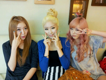 [110518] GaEun&#8217;s me2day update with Ah Young &amp; Serri.
&#8220;Todas nós amamos Doces♥Coffee sweets especially, kya.&#8221;