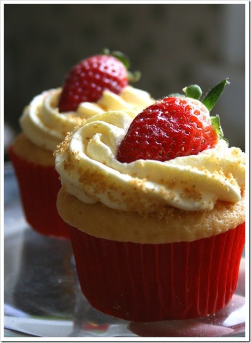 onlycutes:

(via Strawberry Cheesecake Cupcakes | She’s Becoming DoughMessTic)