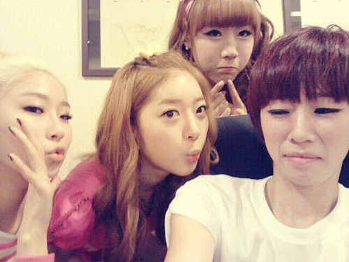 [110524] Viki&#8217;s me2day update with GaEun and Ah Young.
&#8220;Does our teacher hate us?? T____T  Our teacher is the best~♥&#8221;