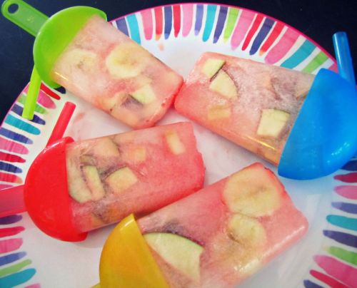 undressedskeleton:

Fruity Pops! 15 Calories
1 packet pink lemonade splenda
1/2 apple diced
1/2 banana diced
flavored lemon water
