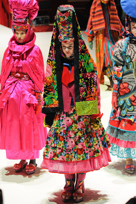 analparade:

awesome patterns/colors
idreamofaworldofcouture:

Kenzo Spring 2011 

