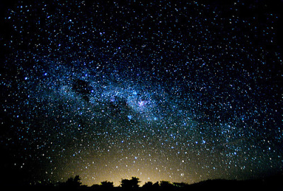 
As estrelas são furos no céu, que nos mostram um pouquinho da luz do Paraíso.
