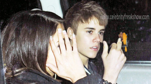 epicular Eyewitnesses say that Bieber was fingering Gomez's vagina when the 