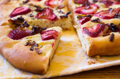gastrogirl:

strawberry focaccia with balsamic onions.
