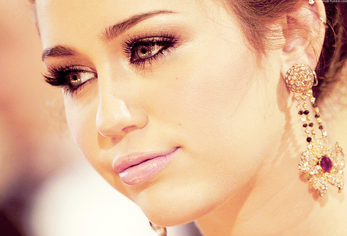 
“Não vou desistir dos meus sonhos por não ter conseguido na primeira tentativa. Sou persistente.” - (Miley Cyrus)
