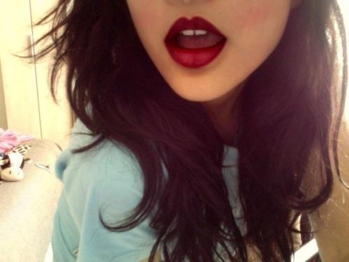 Curly Hair Red Lips. girl wavy hair red lipstick