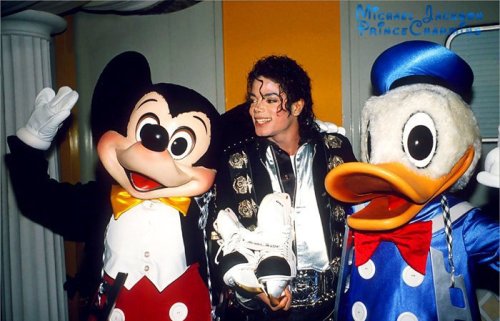 Michael Jackson era um miúdo no coração, e interrompido pelo Clube do Mickey quando filmado nos estúdios da Flórida Disney-MGM no Mouseketeers 1990.Former Damon Pampolina, Albert Campos e Chasen Hampton lembrar com carinho o Rei do Pop visita é. "Ele era maior do que a vida. Ele acreditava na magia Disney. Ele amava o nosso show, e disse que ele usou para vê-lo todos os dias se pudesse. Só isso já me fez rebentar pelas costuras com excitement.He estava nos dizendo que ele era nosso fã. Que poder no palco, e como um homem bonito fora do palco. Ele nunca teve medo de dizer o que a maioria de nós nunca won'tI pensou que ele era um pedófilo ou molester ou qualquer um dos que craziness.I pensava que as pessoas estavam tentando tirar vantagem de him.What ninguém pode tirar de Michael é o " It "factor. Ele estava literalmente beijado por Deus para ter esse talento. "Não há absolutamente nenhum outro artista na Terra que possa tocar seu magnetismo, energia e DanceAbility. Mas o seu carisma ao vivo, se você ainda não viu, eu não sei se venha a existir novamente. Eu não vejo isso em nossa vida humana. Eu não acho que isso nunca vai ser tocado novamente. Nunca haverá outro Elvis. Nunca haverá outro Michael "-. Damon Pampolina, o ex-Mickey Mouse Club Mouseketeer