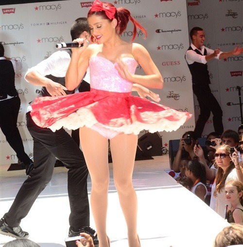 Malfunction Monday had Ariana Grande and she knew that skirt was too damn 