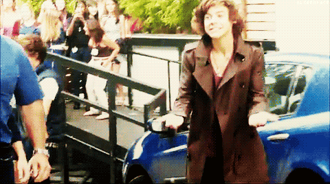 1dgurliees:  Is he trying to piss off the security guard? ahah. 