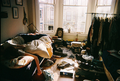 justimperfect:

Meu quarto ta todo bagunçado pra combinar com a minha vida. (455km)
