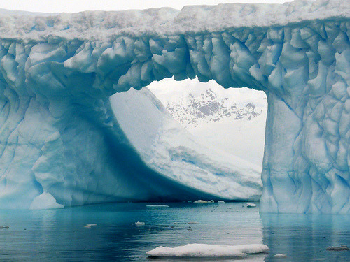 uniformitarianism:

Iceberg, Antarctic (via jeremiargh; by pijus)
